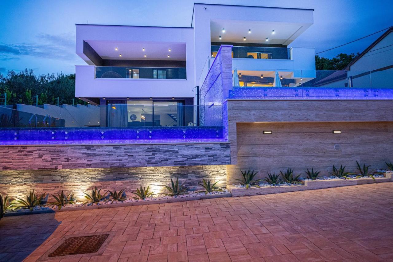 Villa Marassi With Heated Pool, Hot Tub And Sauna Цриквеница Экстерьер фото