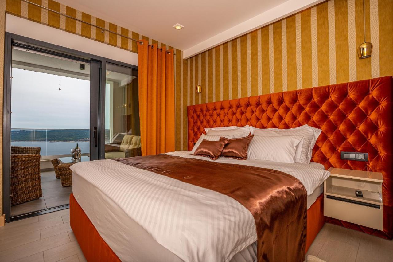 Villa Marassi With Heated Pool, Hot Tub And Sauna Цриквеница Экстерьер фото