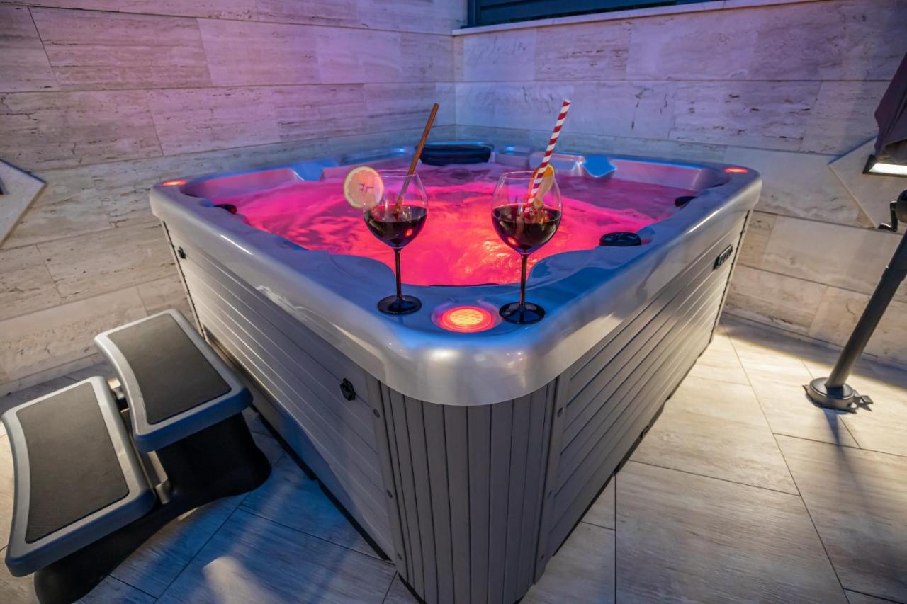 Villa Marassi With Heated Pool, Hot Tub And Sauna Цриквеница Экстерьер фото