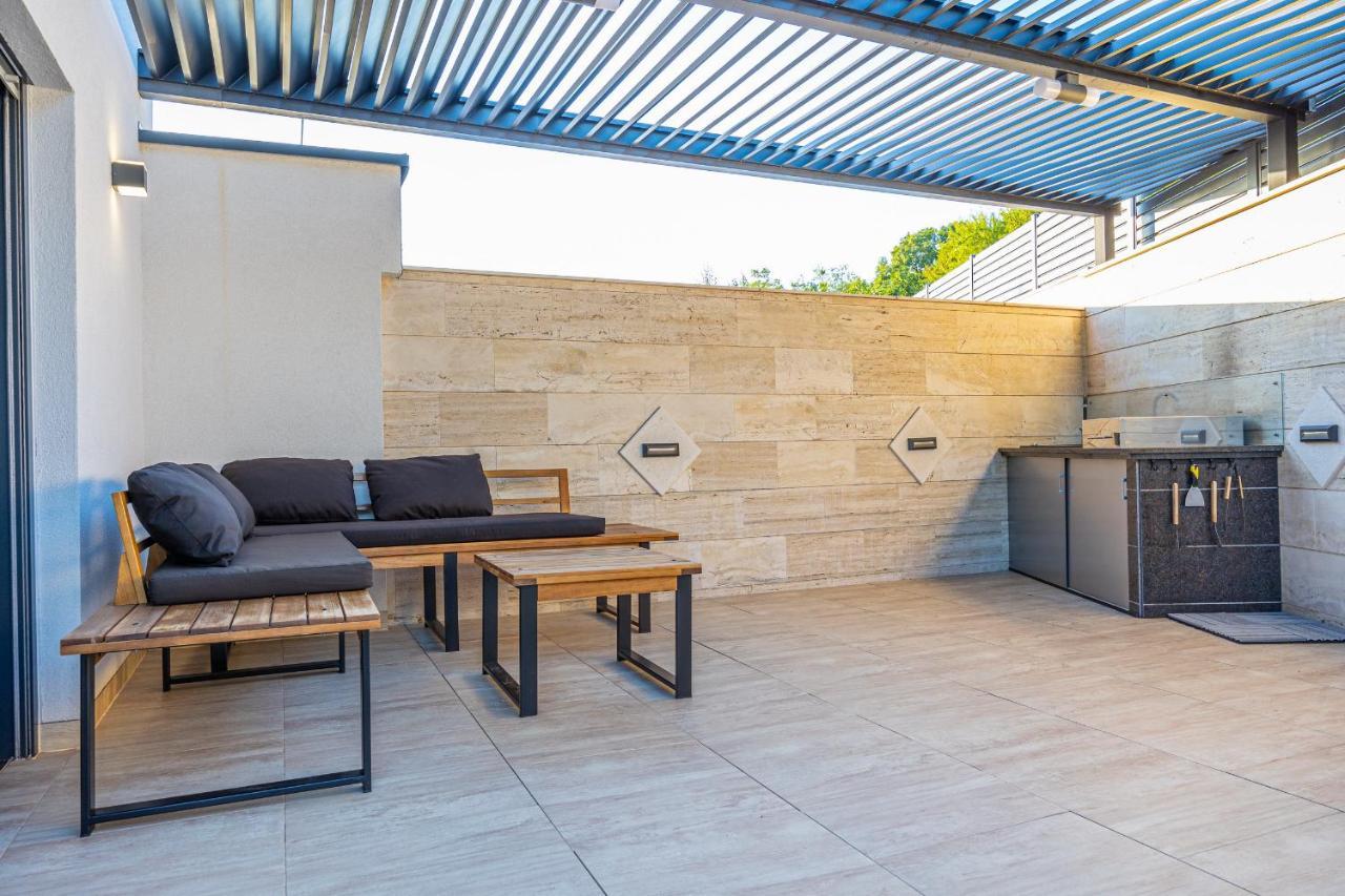 Villa Marassi With Heated Pool, Hot Tub And Sauna Цриквеница Экстерьер фото