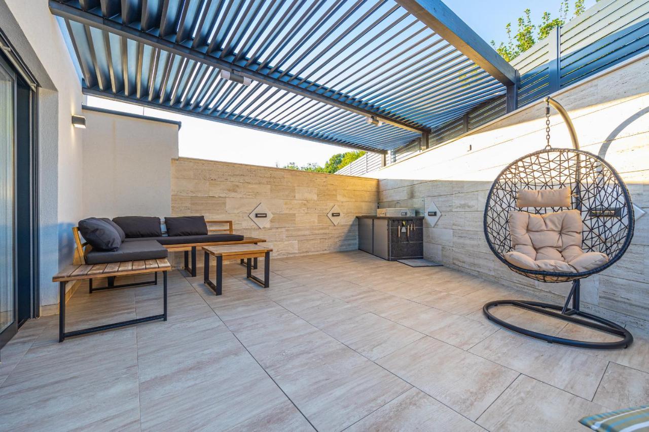 Villa Marassi With Heated Pool, Hot Tub And Sauna Цриквеница Экстерьер фото